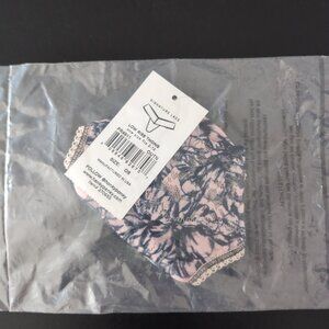 NWT Hanky Panky Low Rise Signature Lace Thong Black Pink Floral 4911